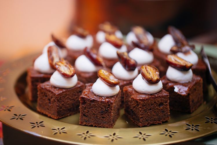 Brownies dengan kurma di atasnya