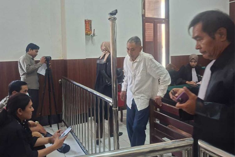 Terdakwa pencabulan anak Nuherwanto Kamaril usai mendengarkan vonis hakim PN Surabaya, Selasa (26/8/2025).