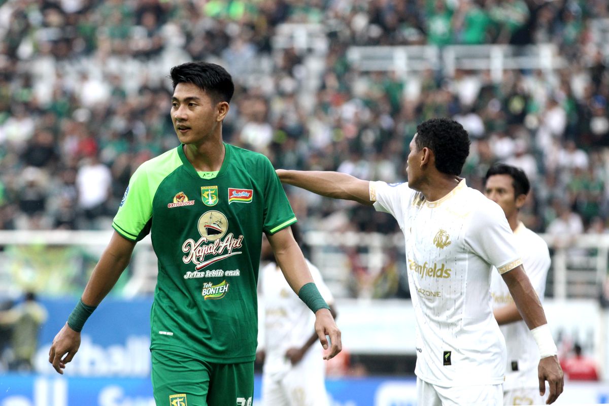 Pemain Persebaya Surabaya Malik Risaldi saat laga pekan ke-13 Liga 1 2024-2025 melawan Arema FC yang berakhir dengan skor 3-2 di Stadion Gelora Bung Tomo Surabaya, Sabtu (7/12/2024) sore.