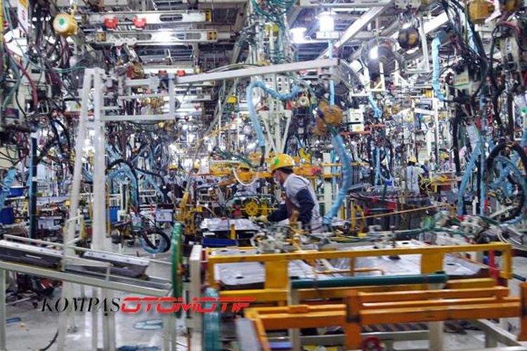 Aktivitas produksi Toyota All-New Kijang Innova di pabrik Karawang Plant I milik Toyota Motor Manufacturing (TMMIN).