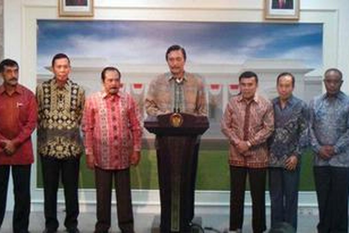 Tujuh jenderal purnawirawan Tentara Nasional Indonesia (TNI) berbicara kepada para wartawan seusai diterima Presiden Susilo Bambang Yudhoyono di Kantor Presiden, Jakarta, Rabu (13/3/2013).