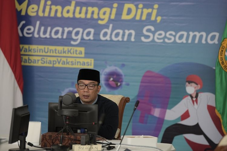 Gubernur Jawa Barat Ridwan Kamil meluncurkan aplikasi e-Perda di Jawa Barat di Gedung Pakuan Bandung, Jumat (16/4/2021).
