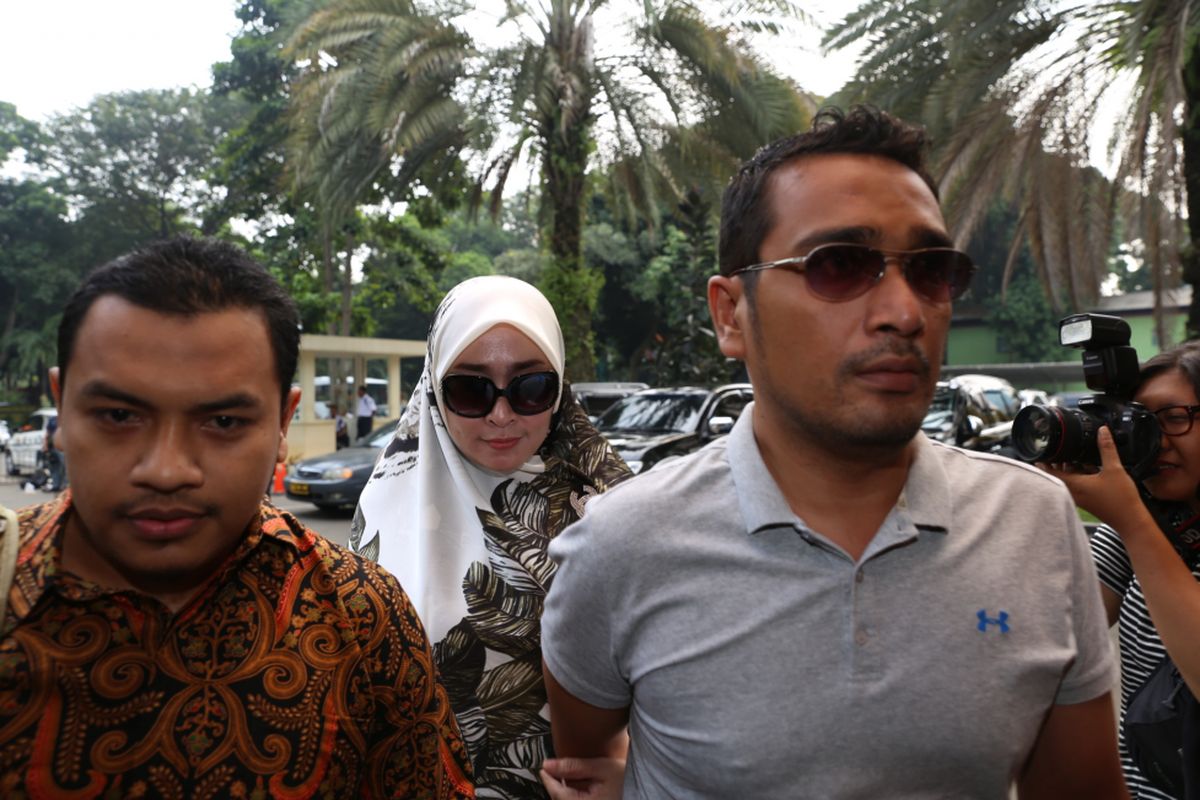 Firza Husein beserta pengacara Aziz Yanuar (kiri) tiba di Krimsus, Polda Metro Jaya, Jakarta, Selasa (16/5/2017). Firza terbelit kasus konten pornografi dalam percakapan via WhatsApp yang diduga melibatkan dirinya dengan pimpinan Front Pembela Islam (FPI) Rizieq Shihab.