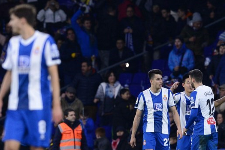 Para pemain Espanyol merayakan gol yang dicetak pemain asal China, Wu Lei dalam laga Derbi Catalan antara Espanyol vs Barcelona berlangsung pada pekan ke-19 La Liga Spanyol, di Stadion RCDE, Sabtu (4/1/2020) atau Minggu dini hari WIB.