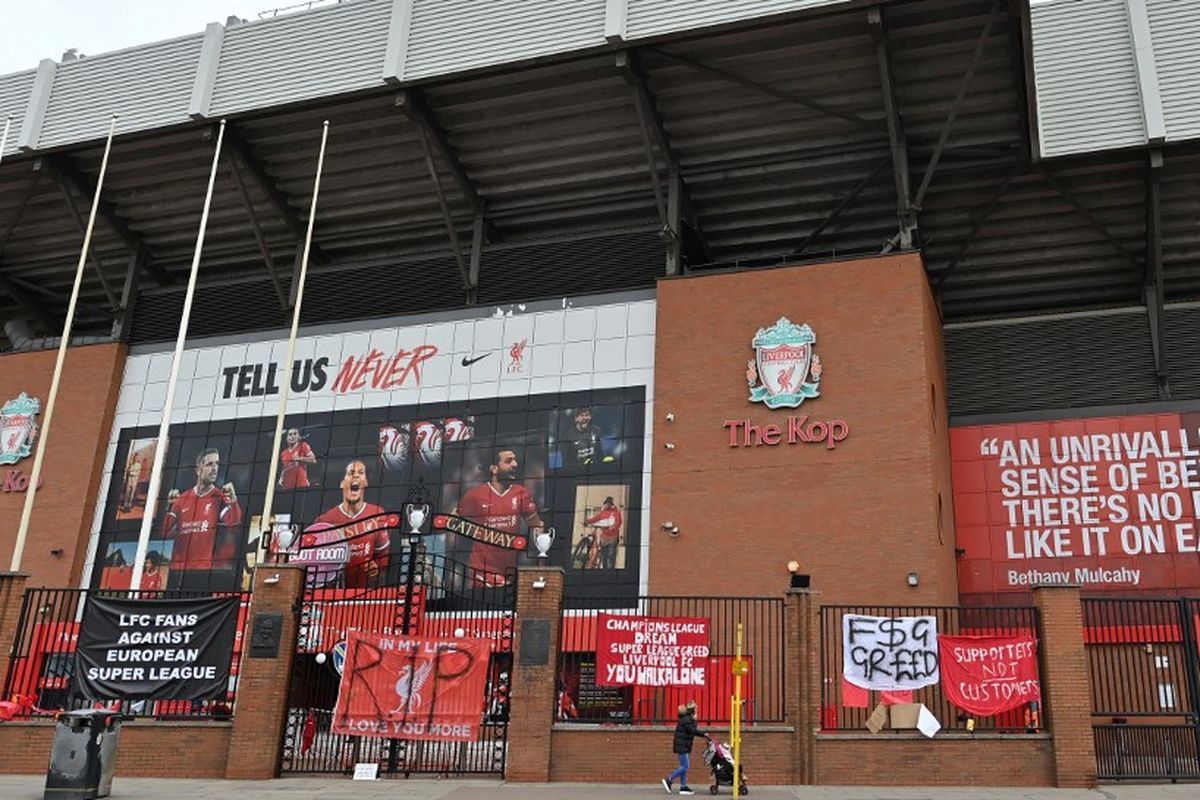 Spanduk-spanduk yang kritis terhadap proyek European Super League menggantung di pagar Stadion Anfield, markas Liverpool, pada 21 April 2021.