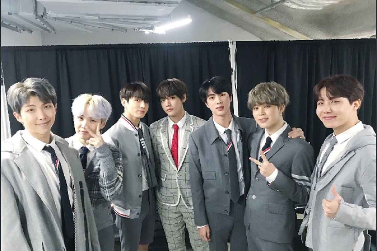 Para member BTS (dari kiri ke kanan) RM, Suga, Jungkook, V, Jin, Jimin, dan J-Hope, pada acara BTS 4th Muster bertajuk Happy Ever After yang digelar di Gocheok Sky Dome, Seoul, Sabtu (13/1/2018).