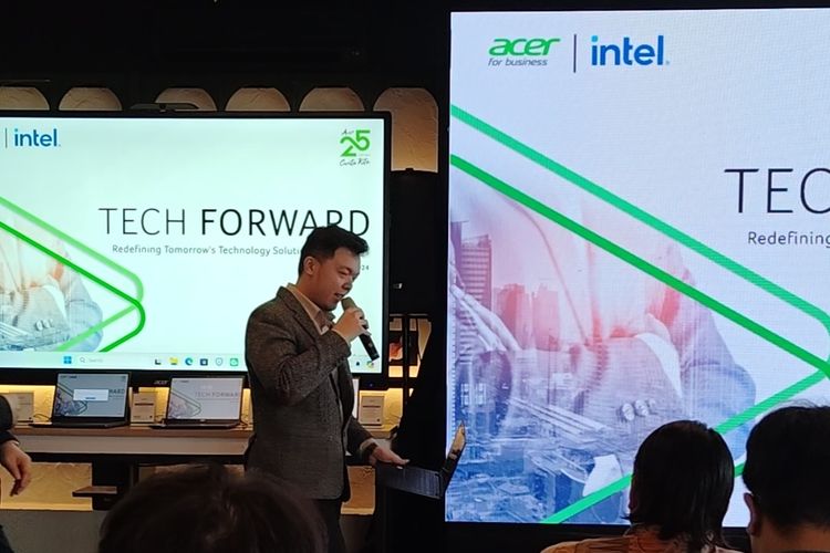 Consumer Product Manager Acer Indonesia, Matius Tirtawirya dalam acara pemaparan produk dan solusi Acer untuk segmen bisnis bertajuk Tech Forward yang digelar di Menteng, Jakarta Psuat pada Rabu (5/6/2024). 