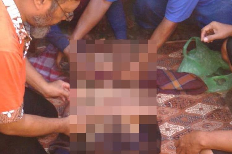 Dokter dan anggota Polsek Widodaren mengidentifikasi jenazah Sumiatun (75) yang ditemukan tewas di sungai Dusun Banjarejo, Desa Gendingan, Kecamatan Widodaren, Kabupaten Ngawi, Sabtu ( 18 / 3/2017) pagi.