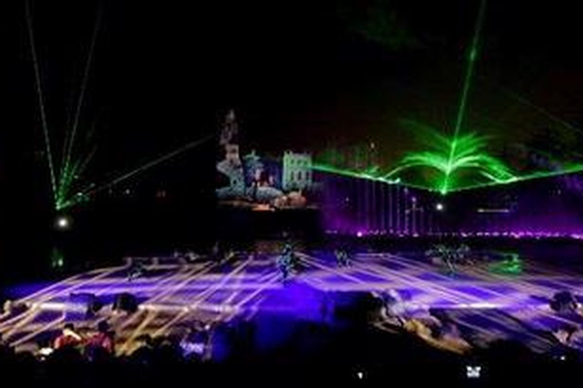 Pementasan dan peluncuran perdana wahana baru Fantastique Multimedia Show di Ocean Ecopark Taman Impian Jaya Ancol, Jakarta Utara, Selasa (21/6/2011). Wahana yang menampilkan drama musikal Ancol Paradise ini, merupakan suatu pertunjukan multimedia show yang menggabungkan beragam teknologi seperti aquascan, water fountain, laser show, animation, dan 3D Mapping, dengan setting background benteng kerajaan. 