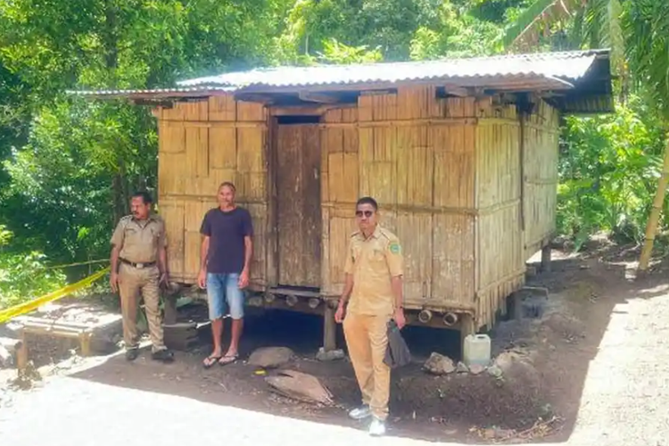 Kepala Dinas Kependudukan dan Pencatatan Sipil Kabupaten Ngada NTT, Gerardus Reo, meninjau rumah YBR, siswa SD yang diduga bunuh diri.