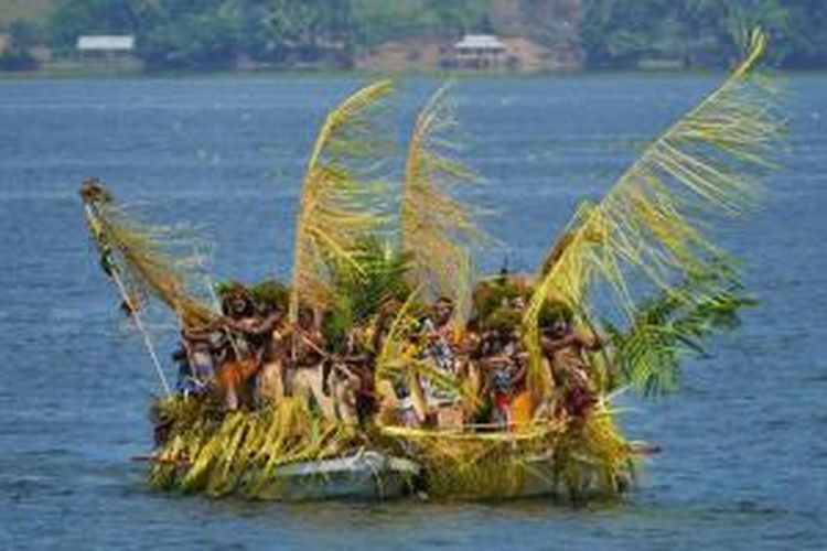 Festival Danau Sentani 2015 berlangsung dari 19 hingga 23 Juni 2015 dengan menampilkan beragam atraksi kesenian masyarakat sekitar Danau Sentani serta wilayah-wilayah lain di Provinsi Papua.