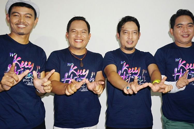 Wali Band yang terdiri dari Ovie (keyboardist), Faank (vokalis), Apoy (gitaris), Tomi (drummer) berpose membentuk huruf Wdalam jumpa pers pembuatan video klip Kuy Hijrah di kawasan Cilandak, Jakarta Selatan, Selasa (16/4/2019). 