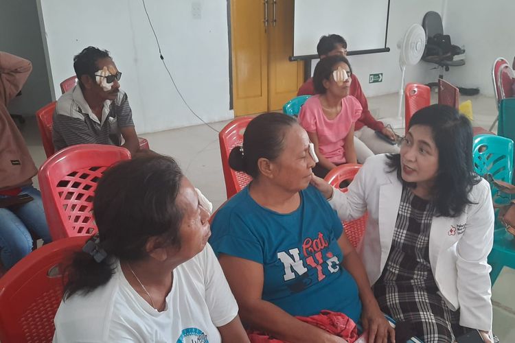 Suasana pemeriksaan mata dan operasi katarak gratis di Pulau Moa, Kabupaten Maluku Barat Daya, Provinsi Maluku yang digelar oleh Palang Merah Indonesia (PMI) bekerja sama dengan International Federation of Red Cross and Red Crescent (IFRC).