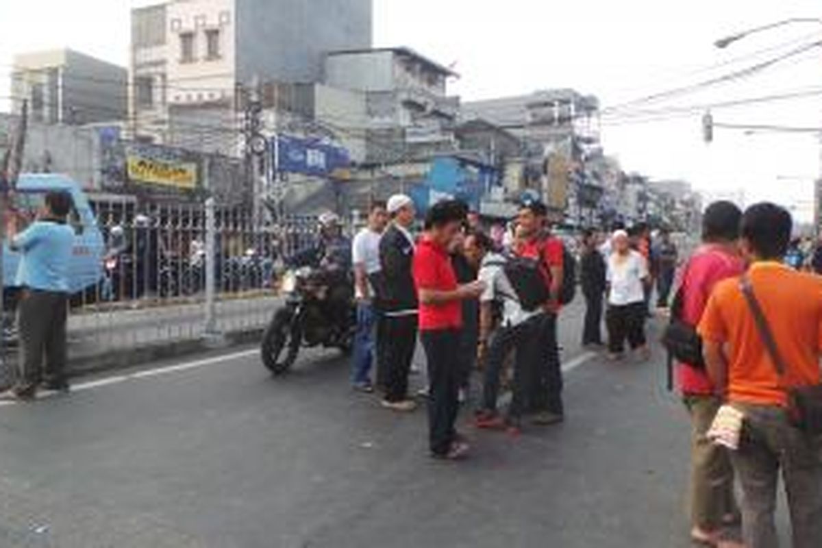 Warga Kampung Pulo berkumpul di depan Jalan Jatinegara Barat, Jatinegara, Jakarta Timur. Hari ini, pemukiman itu bakal ditertibkan. Kamis (20/8/2015).