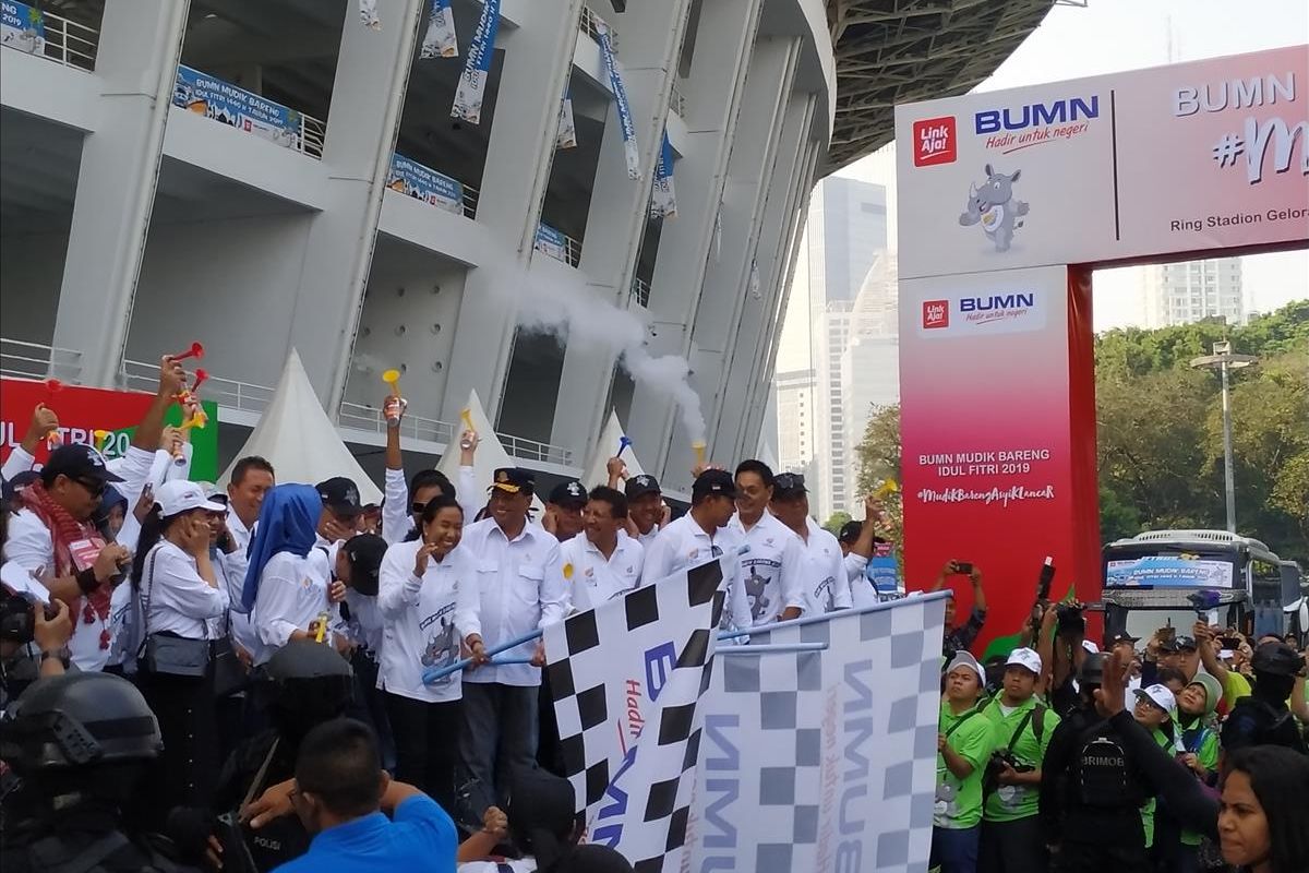 Menteri Badan Usaha Milik Negara (BUMN) Rini Soemarno melepas secara simbolis keberangkatan pemudik dalam Program Mudik Bareng BUMN 2019 di kompleks Gelora Bung Karno (GBK), Jakarta, Kamis (30/5/2019).