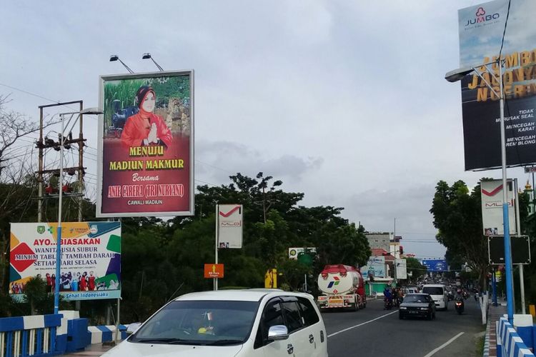 Nampak foto baliho Anie Carera sebagai balon walikota Madiun terpampang di Jalan Urip Sumoharjo, Kota Madiun. 