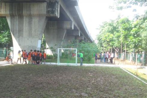 Lapangan Futsal di RPTRA Becek, Ahok Batal Tendangan Pertama