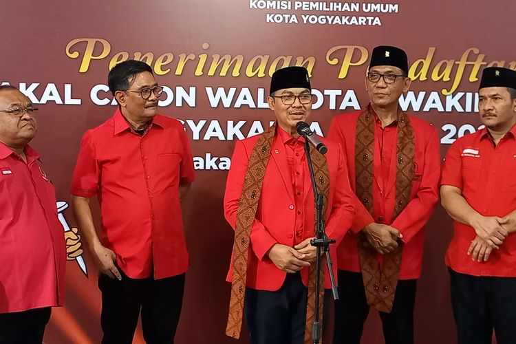Calon Wali Kota Yogyakarta Hasto Wardoyo saat memberikan pidato perdananya usai mendaftar di KPU Kota Yogyakarta, Kamis (29/8/2024)
