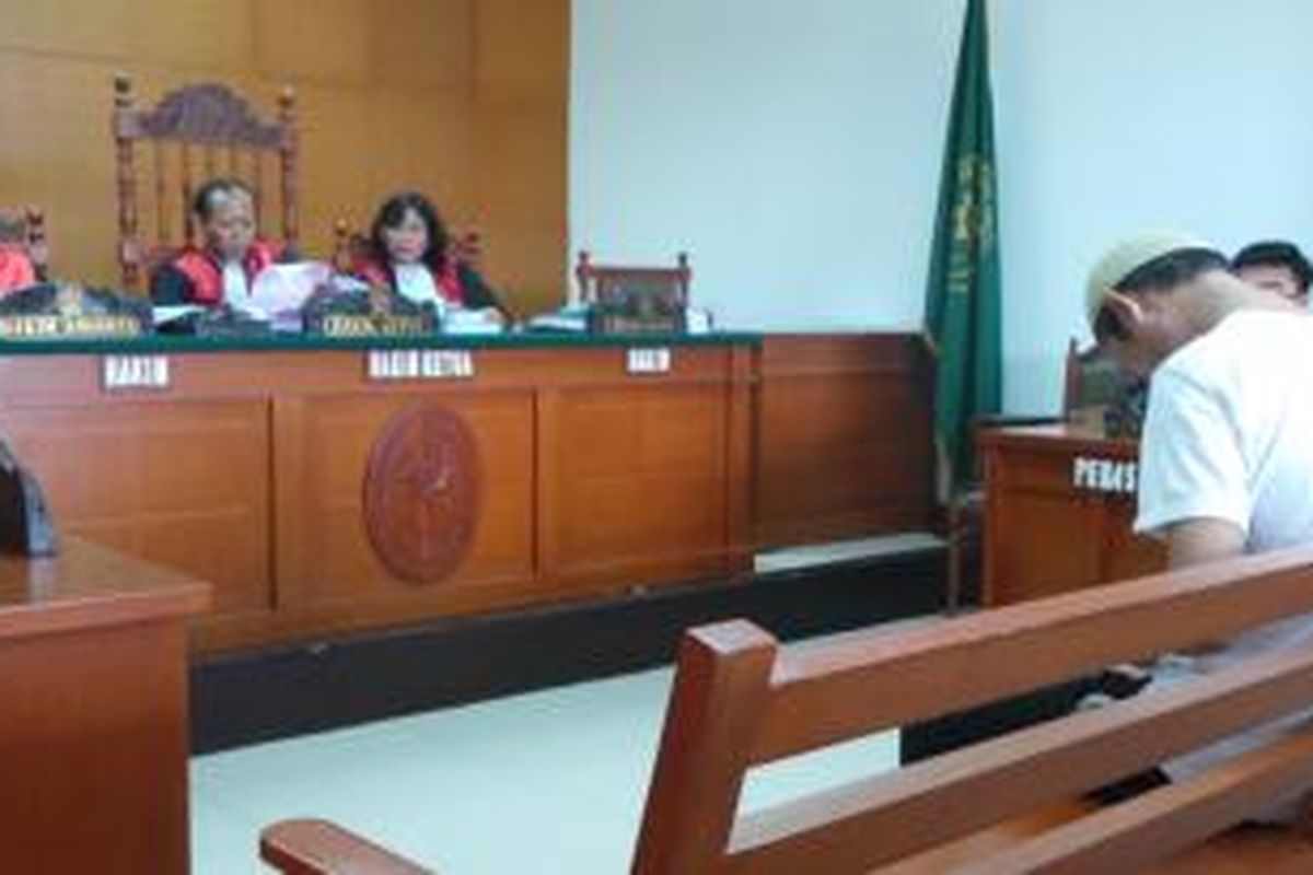 Dua anak buah Santoso, terdakwa teroris Poso menjalani persidangan di Pengadilan Negeri Jakarta Timur. Rabu (5/11/2013).