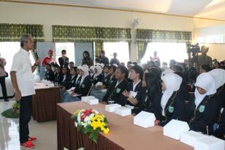 Gubernur Jawa Tengah Ganjar Pranowo menjelaskan tentang wawasan kebangsaan kepada murid SMA Negeri 1 Kota Magelang, Senin (9/9/2013)