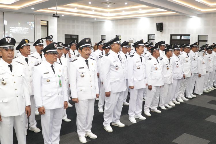 Lurah menyatakan sumpah dan janji jabatan di hadapan Penjabat Bupati Kulon Progo, Srie Nurkyatsiwi, yang berlangsung di Aula Adikarta, komplek Pemerintah Kabupaten Kulon Progo, Daerah Istimewa Yogyakarta, Senin (24/6/2024).