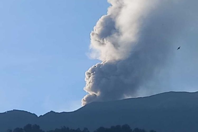 Letusan Gunung Marapi terlihat dari Posko Siaga Darurat Cumantiang, Kecamatan Canduang, Kabupaten Agam. Hingga saat ini tercatat 178 kali letusan terjadi sejak erupsi utama Marapi awal Desember 2023.