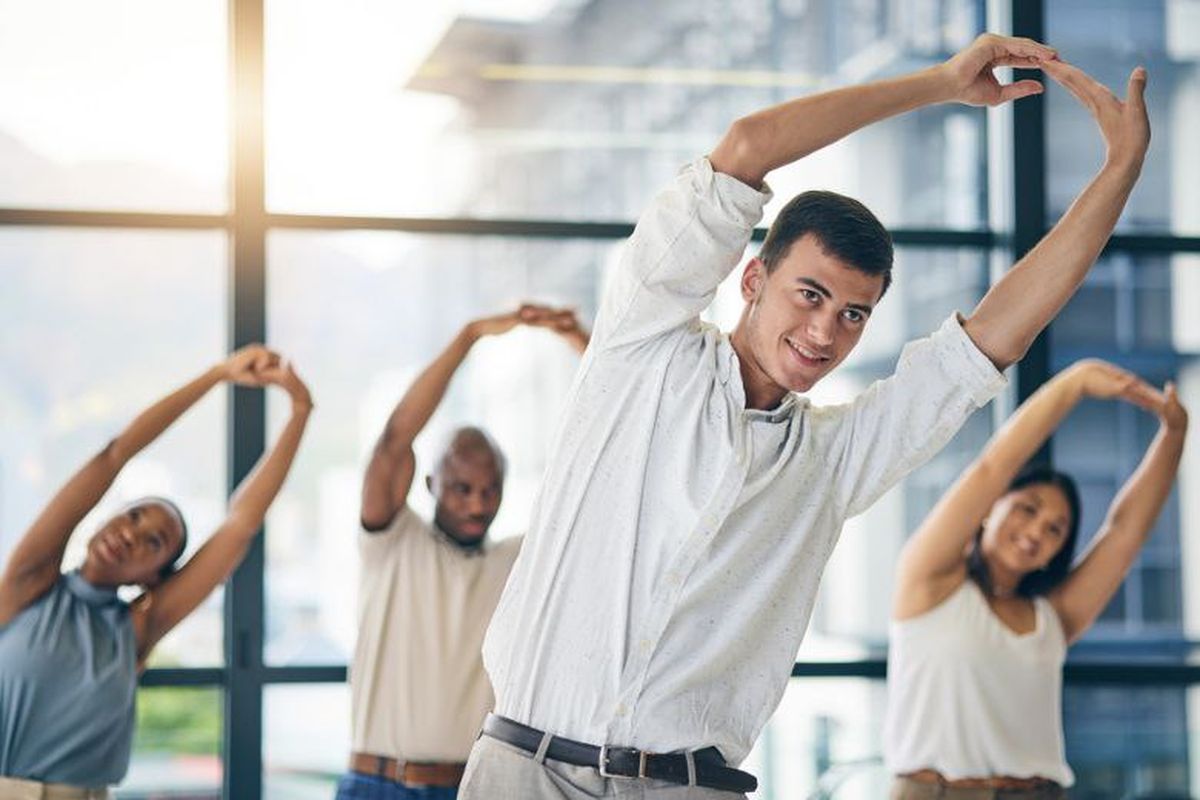 Istirahat sejenak dan stretching dapat mengurangi ketegangan otot.
