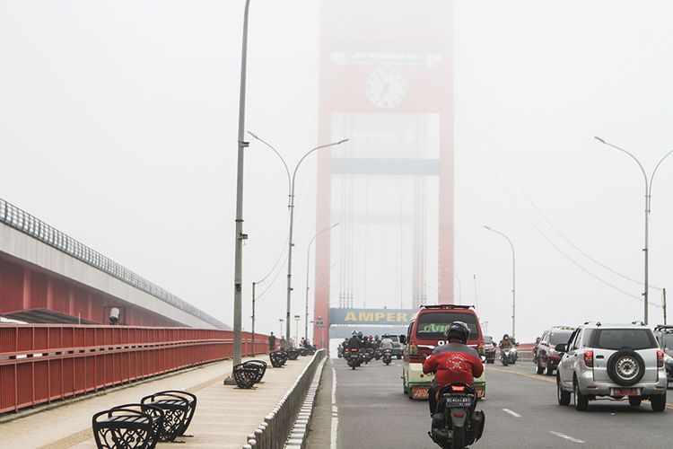 Suasana jalan protokol di Palembang, Sumatera Selatan, diselimuti kabut tebal, Selasa (28/9/2021). Berdasarkan laporan dari BMKG Sumatera Selatan, kabut ini disebabkan karena adanya perbuahan cuaca atau yang disebut dengan kabut adveksi.