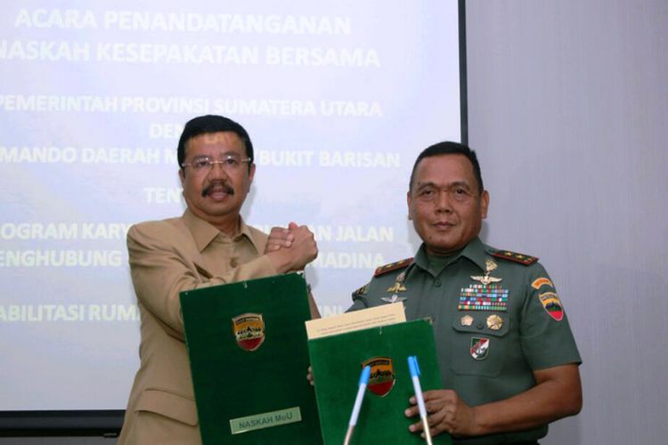 Penandatanganan MoU pembukaan jalan penghubung dan rehabilitasi RTLH di Sumut oleh Pangdam I/BB Mayjen TNI Cucu Sumantri dan Gubernur Sumut Erry Nuradi, Selasa (17/10/2017)