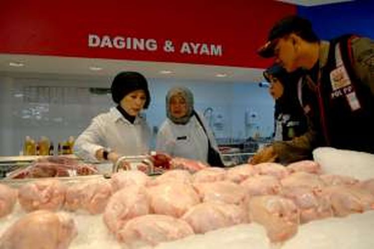 Kepala Dinkes Kota Sukabumi, Ritanenny (kiri) bersama tim mengecek daging yang dijual di pasar swalayan di Sukabumi, Jawa Barat, Rabu (29/6/2016). 