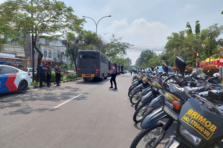 Jalan di depan Lembaga Pemasyarakatan (Lapas) Kelas I Tangerang, Kota Tangerang, ditutup, Rabu (8/9/2021).