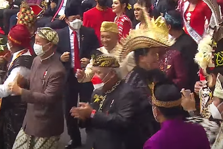 Menteri PUPR Basuki Hadimuljono mengenakan pakaian adat Lombok saat menghadiri Upacara Peringatan Detik-detik Proklamasi Kemerdekaan Republik Indonesia di Istana Merdeka, Jakarta, Rabu (17/8/2022)