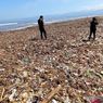 Diperkirakan Ada 200 Ton Sampah Tutupi Pantai Talanca di Sukabumi