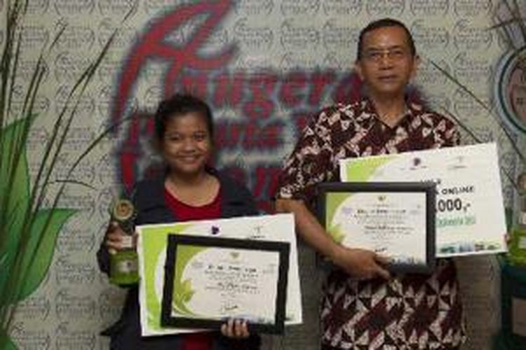 Jurnalis Kompas.com, Tri Wahyuni (kiri) dan I Made Asdhiana, menerima Anugerah Pewarta Wisata Indonesia 2013 (APWI 2013) di Balairung, Gedung Sapta Pesona, Jakarta Pusat, Kamis (19/12/2013). Kompas.com berhasil meraih juara I dan II pada kategori media online.