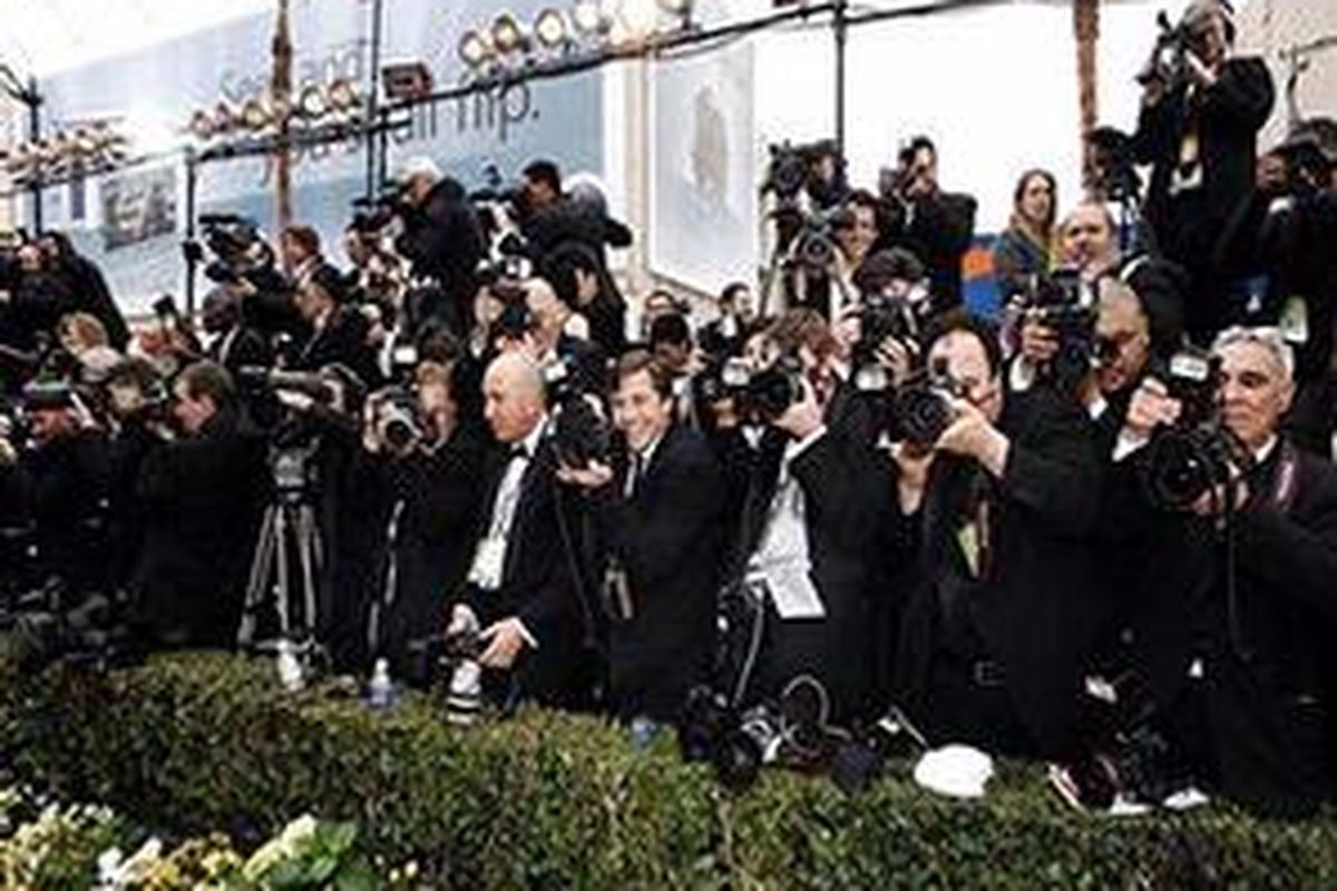 Kilatan lampu kamera membuat garis kerut yang halus sekalipun akan terlihat jelas.