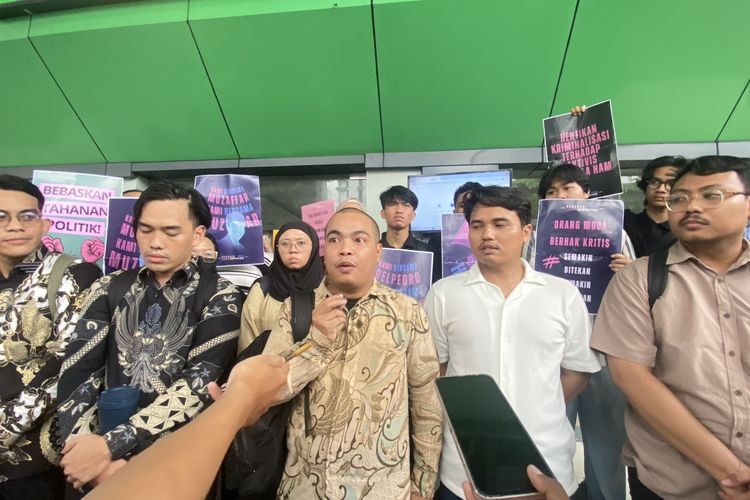 Tim kuasa hukum Delpedro Marhaen cs usai persidangan praperadilan di Pengadilan Negeri Jakarta Selatan, Senin (27/10/2025).