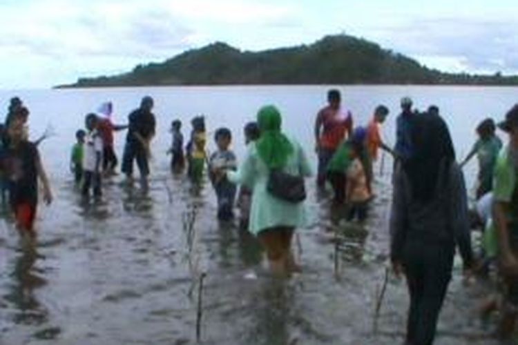 Ratusan anak-anak dan remaja yang tergabung dalam Altar English Club di Polewali mandar sulawesi barat mmeperingati hari bumi 22 April hari ini dengan cara berpartispasi menyelamtakan bumi dengan cara belajar menanam pohon mangrove langsunbg di pantai Bajoe polewali mandar, rabu (22/4). 