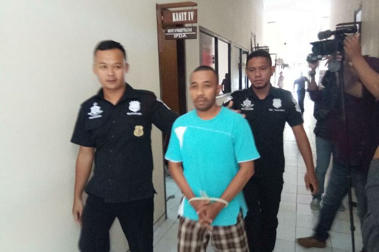 Abdul Rahman Tuasikal digiring ke Sel tahanan Polres Pulau Buru usai menjalani pemeriksaan oleh penyidik Reskrim Polres Buru, Kamis (19/4/208). Abdul ditangkap  terkait kasus pencurian dana nasabah senilai Rp 562 juta.
