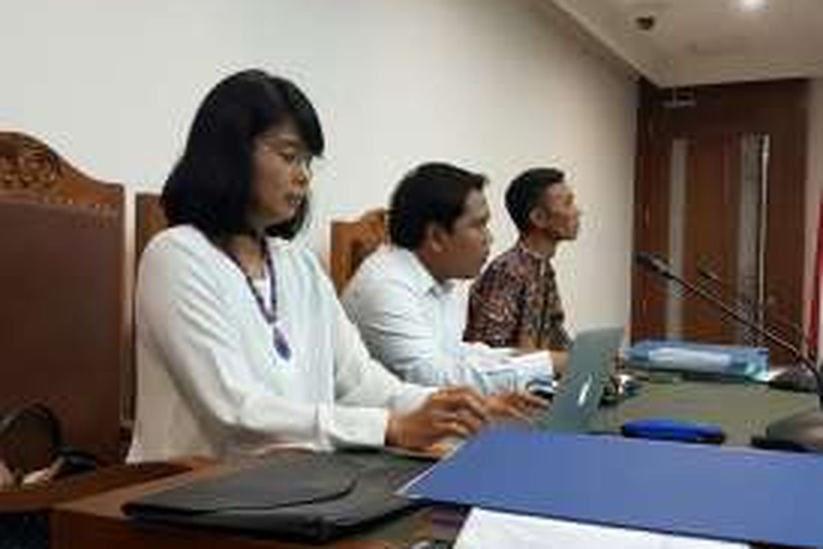 Kuasa hukum warga Bukit Duri, Vera (paling kiri) saat persidangan di Pengadilan Negeri Jakarta Pusat, Selasa (19/7/2016).
