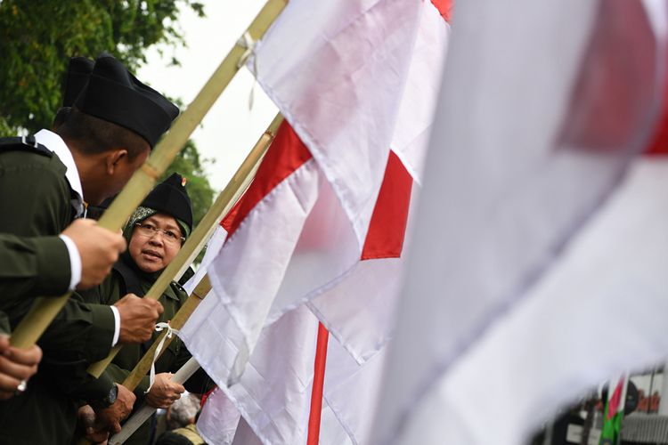 Wali Kota Surabaya Tri Rismaharini menyaksikan teatrikal peristiwa perobekan bendera di Hotel Yamato (kini Hotel Majapahit) di Jalan Tunjungan, Surabaya, Jawa Timur, Rabu (19/9/2018). Kegiatan tersebut dalam rangka memperingati peristiwa perobekan bendera Belanda menjadi bendera Indonesia pada 19 September 1945.