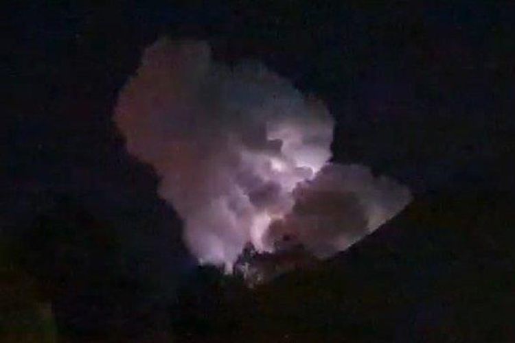 Tangkapan layar video rekaman pengujung Sakura Hills, Tawangmangu melihat gumpalan seperti asap dengan kilatan petir di puncak Gunung Lawu, Jum'at (29/9/2023).
