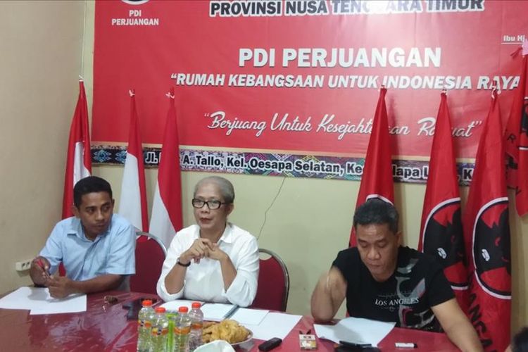 Ketua DPD PDI-P NTT Emi Nomleni dan Ketua Bidang Pemenangan Pemilu PDI-P NTT Chen Abubakar saat menggelar konferensi pers bersama sejumlah wartawan di Kupang, Selasa (30/7/2019). Mereka menyebutkan jika mantan Gubernur DKI Jakarta Basuki Tjahaja Purnama atau Ahok tertarik menjajaki investasi pakan ternak di NTT. 