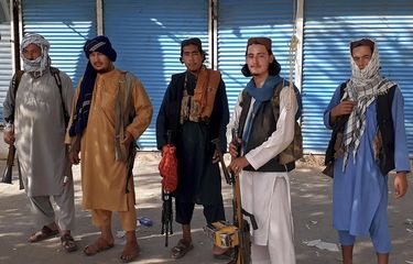 Anggota Taliban berjaga di kota Kunduz, utara Afghanistan, Senin (9/8/2021). Serangan milisi semakin gencar dalam beberapa pekan terakhir, merebut belasan ibu kota provinsi dan distrik demi distrik di Afghanistan.