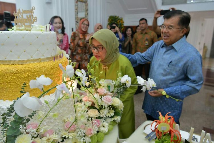 Wakil Presiden Jusuf Kalla merayakan ulang tahun istrinya yang ke-76