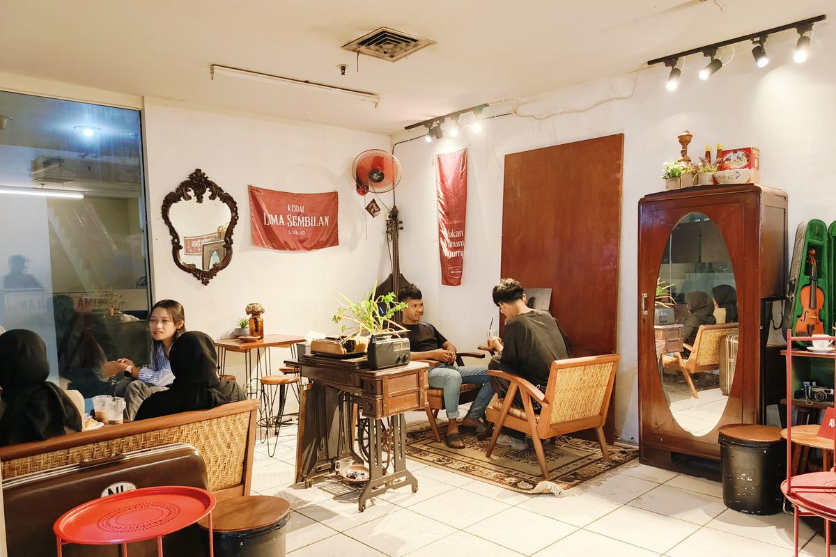 Suasana pengunjung yang telah melalui tangga darurat di Tunjungan Electronic Center (TEC) untuk dapat menikmati sajian dari Kedai Lima Sembilan Tunjungan Surabaya.