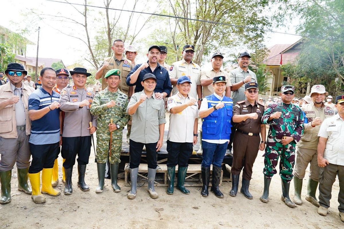 Menteri Dalam Negeri (Mendagri) Muhammad Tito Karnavian saat memimpin apel pembukaan Tim Satuan Tugas (Satgas) Kementerian Dalam Negeri (Kemendagri) di Kompleks Perkantoran Kabupaten Aceh Tamiang, Senin (5/1/2026).

