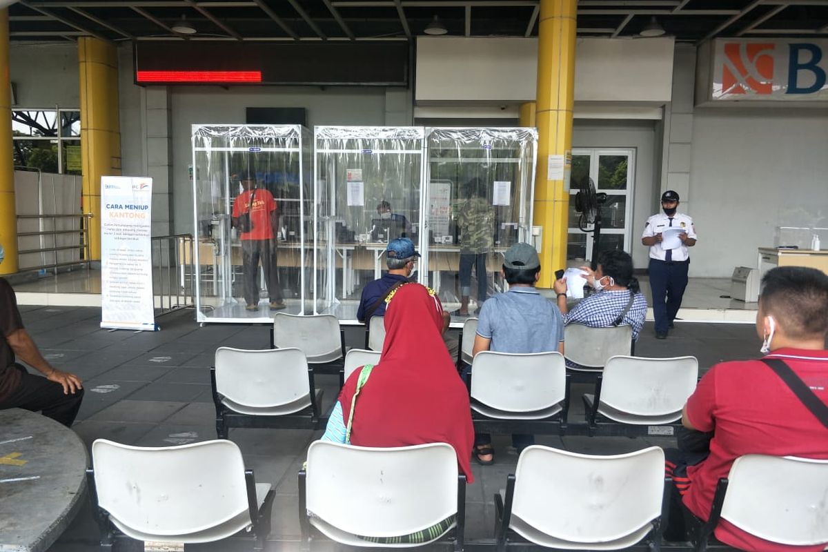 Calon penumpang melakukan Tes GeNose di Pelabuhan Tanjung Priok, Jakarta Utara, Selasa (27/4/2021).