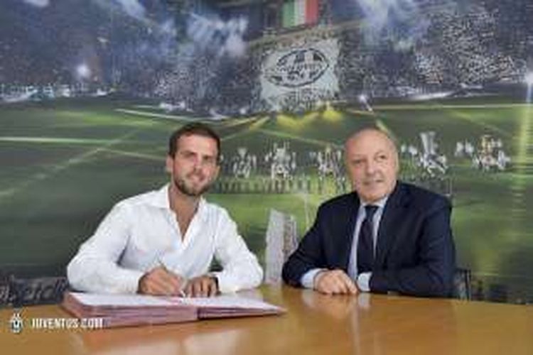 Miralem Pjanic (kiri) menandatangani kontrak dengan Juventus di Turin, Senin (13/6/2016).
