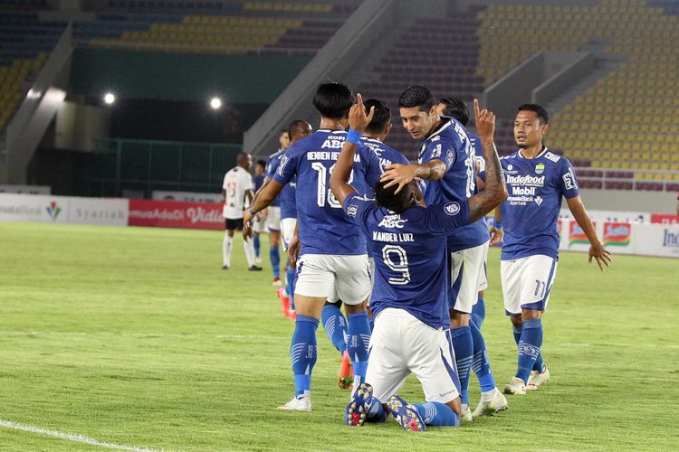 Pemain asing Persib Bandung Wander Luiz dan Esteban Viscarra selebrasi seusai menjebol gawang Persipura Jayapura pada pertandingan pekan 10 Liga 1 2021 yang berakhir dengan skor 3-1 di Stadion Monahan Solo, Sabtu (30/10/2021) malam.