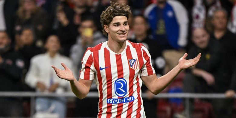 Penyerang Atletico Madrid, Julian Alvarez, merayakan gol ke gawang Rayo Vallecano pada laga lanjutan Liga Spanyol 2025-2026. (Photo by Javier SORIANO / AFP)